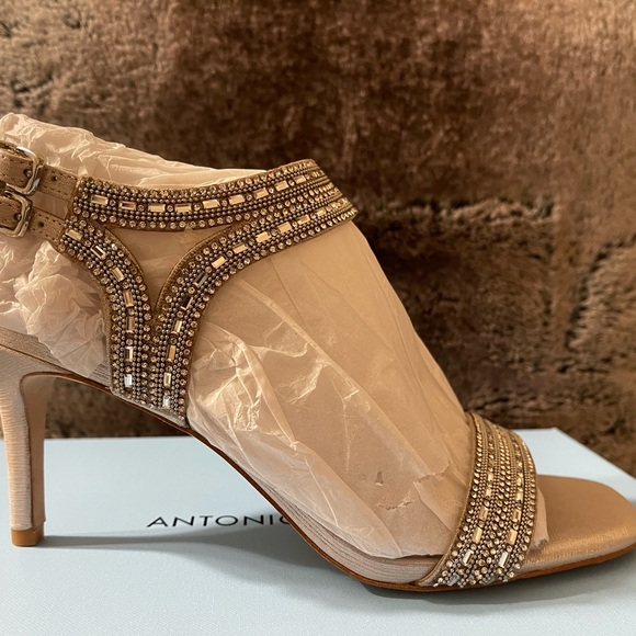 Never worn, ordered and didn’t need. Very pretty and perfect for holidays! - Picture 10 of 11